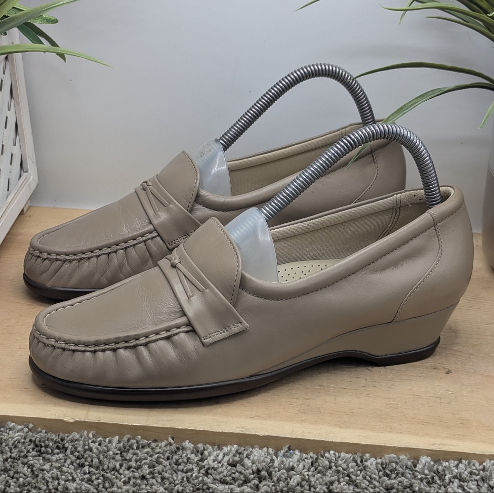 SAS Easier Women's Size 7M Short Heel Ivory Comfort Shoes